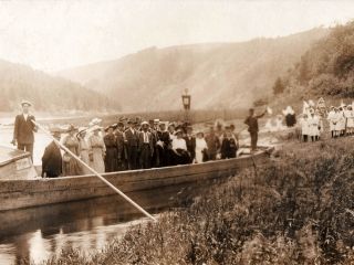 Návrat účastníků pouti na nedaleký Rovínek zpět do Štěchovic. 1903.
