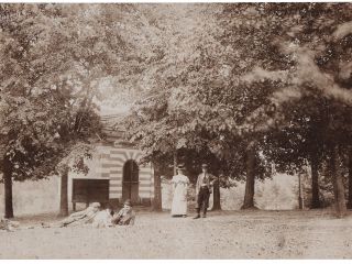 Skupinová fotograﬁe pořízená před kaplí Na Rovínku u příležitosti vycházky ze Slap k Vltavě. Fotograﬁe, 1897, foto B. Machan, SLAP.