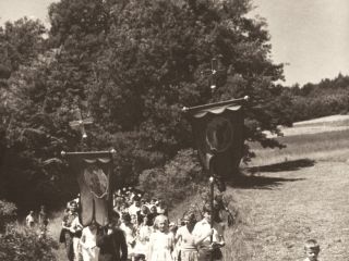 Procesí ze Slap k Rovínku putovala krajinou ještě v 50. letech 20. století. Fotograﬁe, 16. 6. 1957, autor neznámý, SLAP.