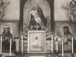 Interiér kaple Na Rovínku a detail obrázku Panny Marie Mariazellské, který je zmiňován již v pověsti o vzniku kapličky. Takto mohli výzdobu kaple vidět návštěvníci poutí ve 30. letech 20. století. Se současným stavem má bohužel společného pramálo. Barokní andělíčci i olejomalby Rudolfa Adámka, znázorňující sv. Václava a Jana Nepomuckého, byly ukradeny v roce 1968 neznámým pachatelem. Fotograﬁe, polovina 30. let 20. století, foto Josef Dvořák, SLAP.
