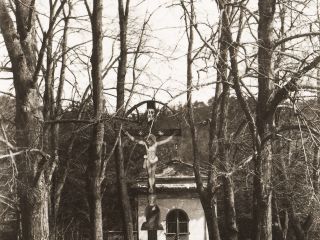 Prostranství s kaplí a křížem ve válečných letech. Fotograﬁe, 1943, autor neznámý, SLAP.