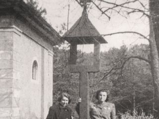 Na prostranství napravo od kapličky stála dlouhá léta malá dřevěná zvonička. Fotograﬁe, 1943, autor neznámý, SLAP.