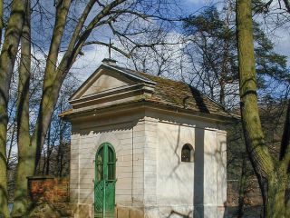 Kaple Na Rovínku krátce před opravou na začátku 21. století. Foto Václav Polák, 14. 4. 2001.